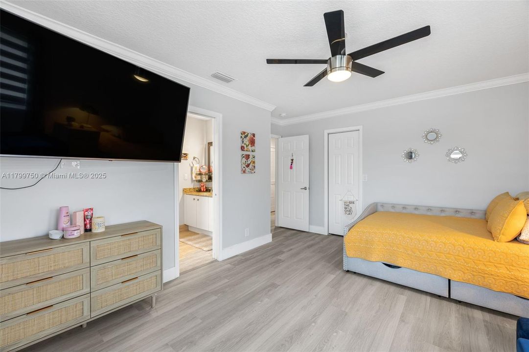 Vendido Recientemente: $1,150,000 (6 camas, 4 baños, 3870 Pies cuadrados)