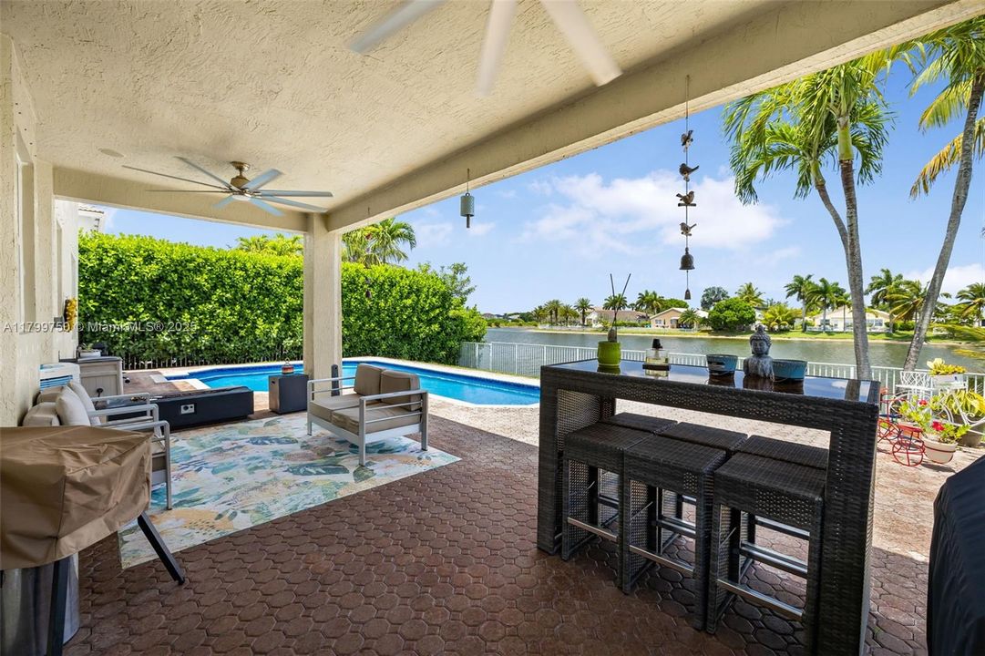 Vendido Recientemente: $1,150,000 (6 camas, 4 baños, 3870 Pies cuadrados)