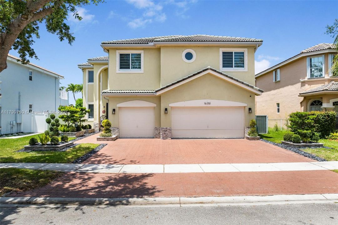 Vendido Recientemente: $1,150,000 (6 camas, 4 baños, 3870 Pies cuadrados)