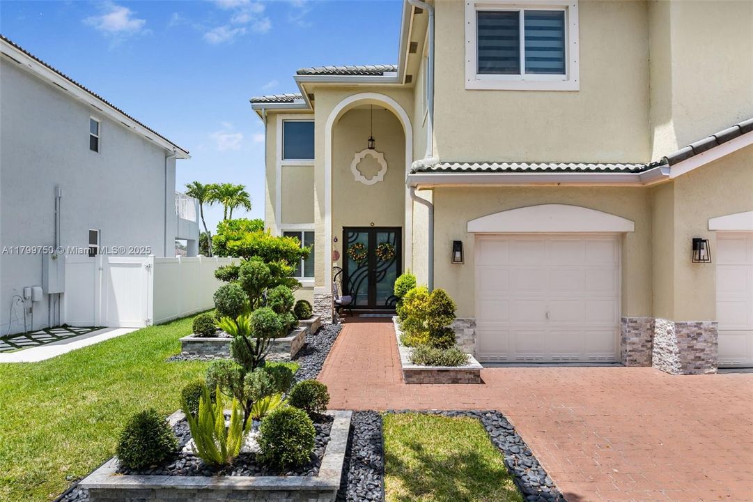 Vendido Recientemente: $1,150,000 (6 camas, 4 baños, 3870 Pies cuadrados)