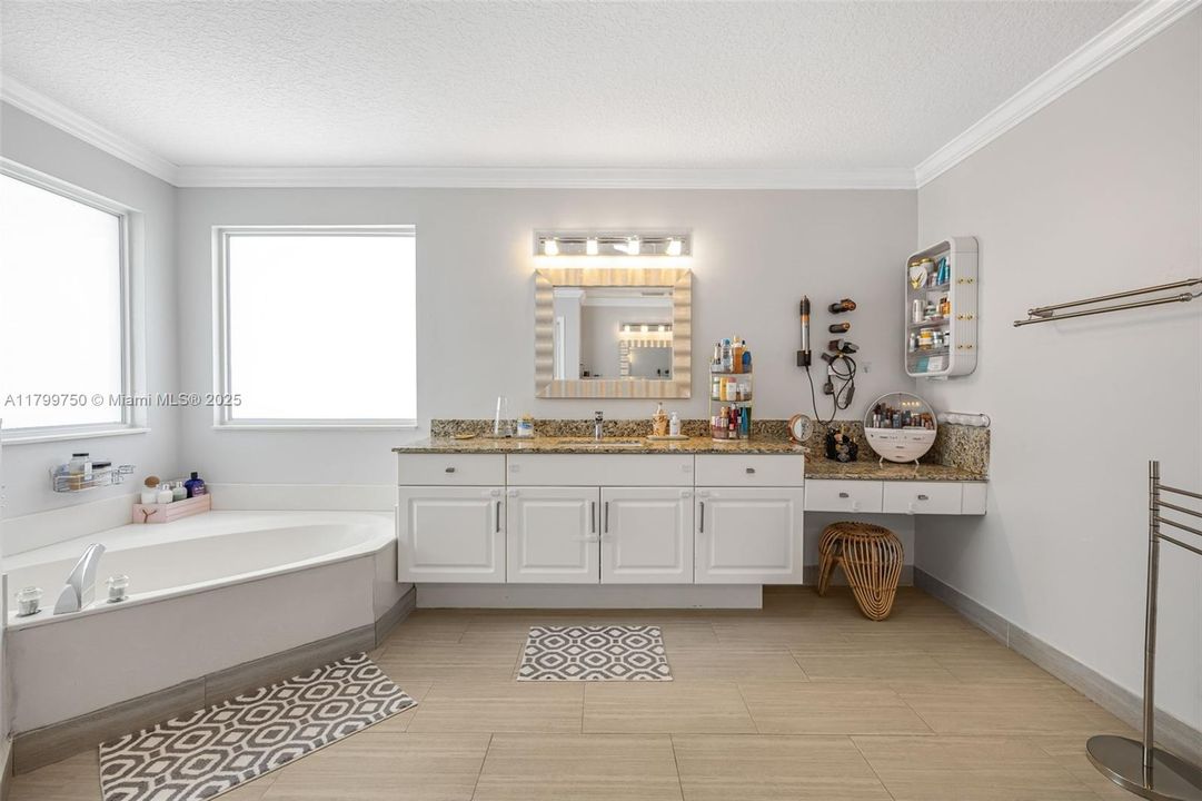 Vendido Recientemente: $1,150,000 (6 camas, 4 baños, 3870 Pies cuadrados)