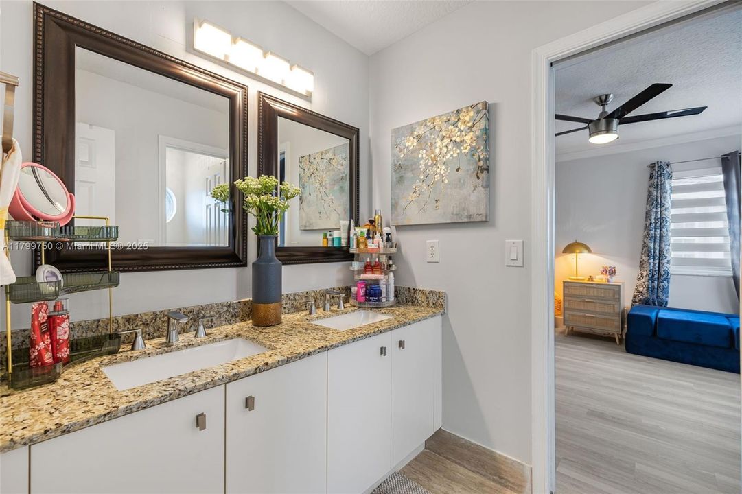 Vendido Recientemente: $1,150,000 (6 camas, 4 baños, 3870 Pies cuadrados)