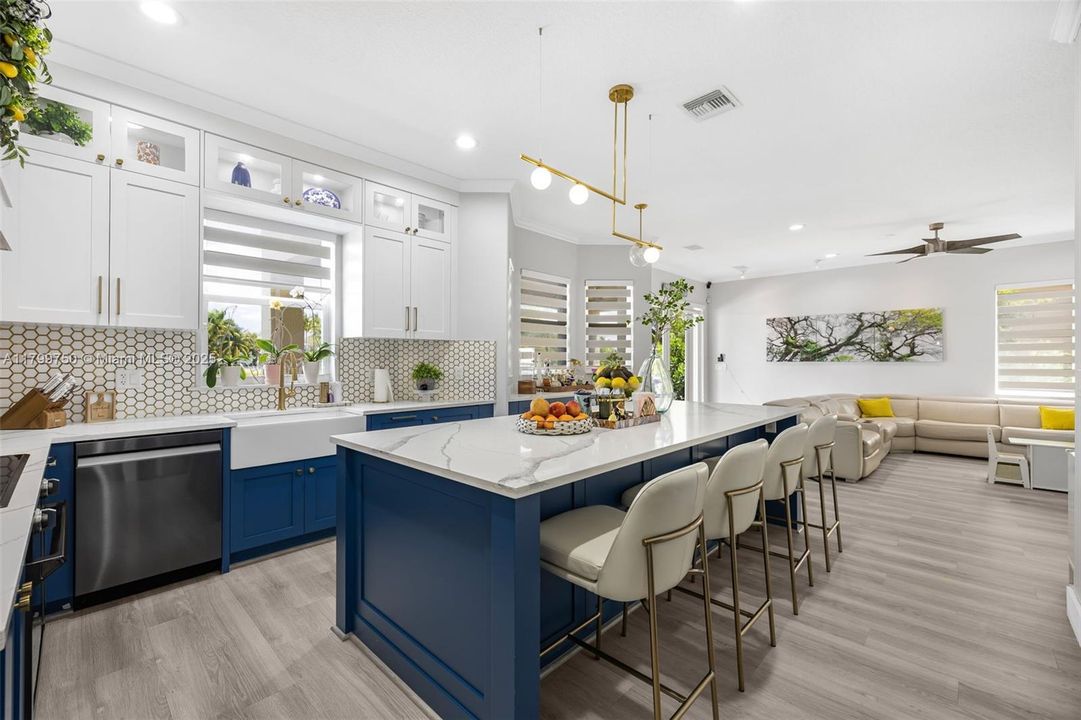 Vendido Recientemente: $1,150,000 (6 camas, 4 baños, 3870 Pies cuadrados)