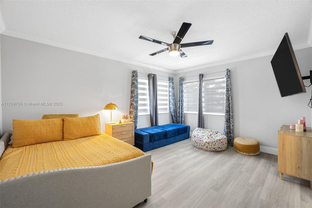 Vendido Recientemente: $1,150,000 (6 camas, 4 baños, 3870 Pies cuadrados)