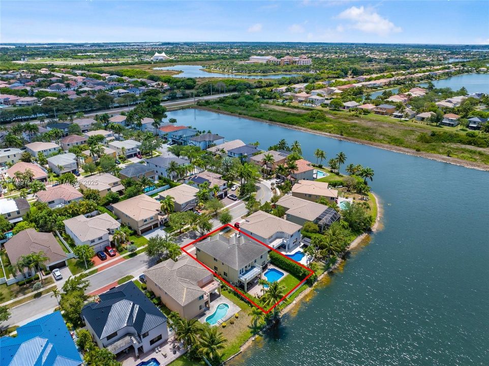 Vendido Recientemente: $1,150,000 (6 camas, 4 baños, 3870 Pies cuadrados)