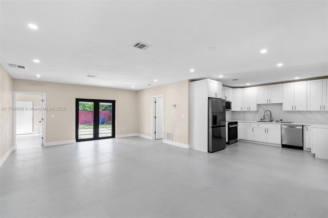 For Sale: $789,000 (5 beds, 3 baths, 2198 Square Feet)