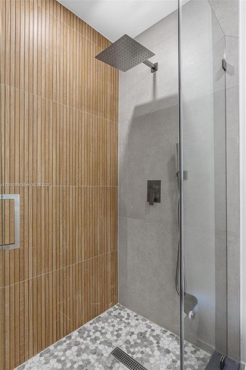 For Sale: $789,000 (5 beds, 3 baths, 2198 Square Feet)