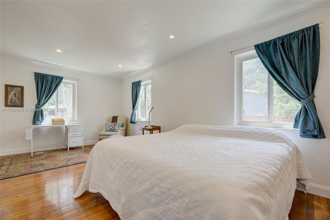 Recently Sold: $875,000 (2 beds, 2 baths, 1345 Square Feet)