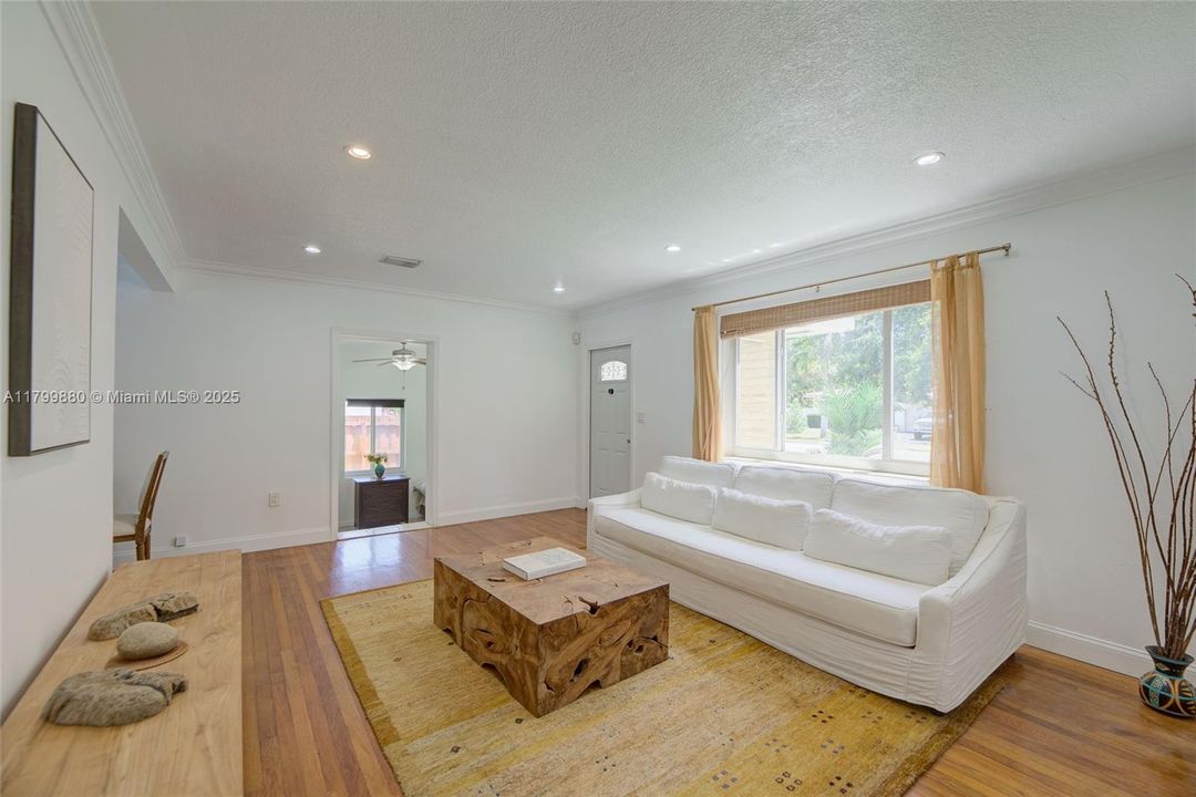 Recently Sold: $875,000 (2 beds, 2 baths, 1345 Square Feet)