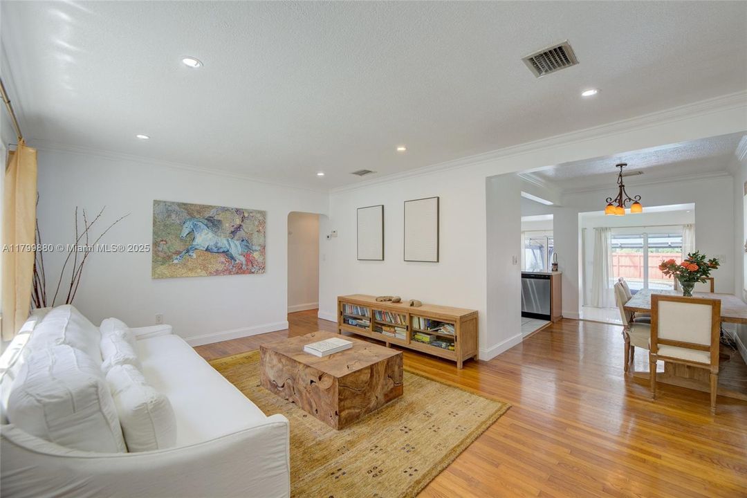 Recently Sold: $875,000 (2 beds, 2 baths, 1345 Square Feet)