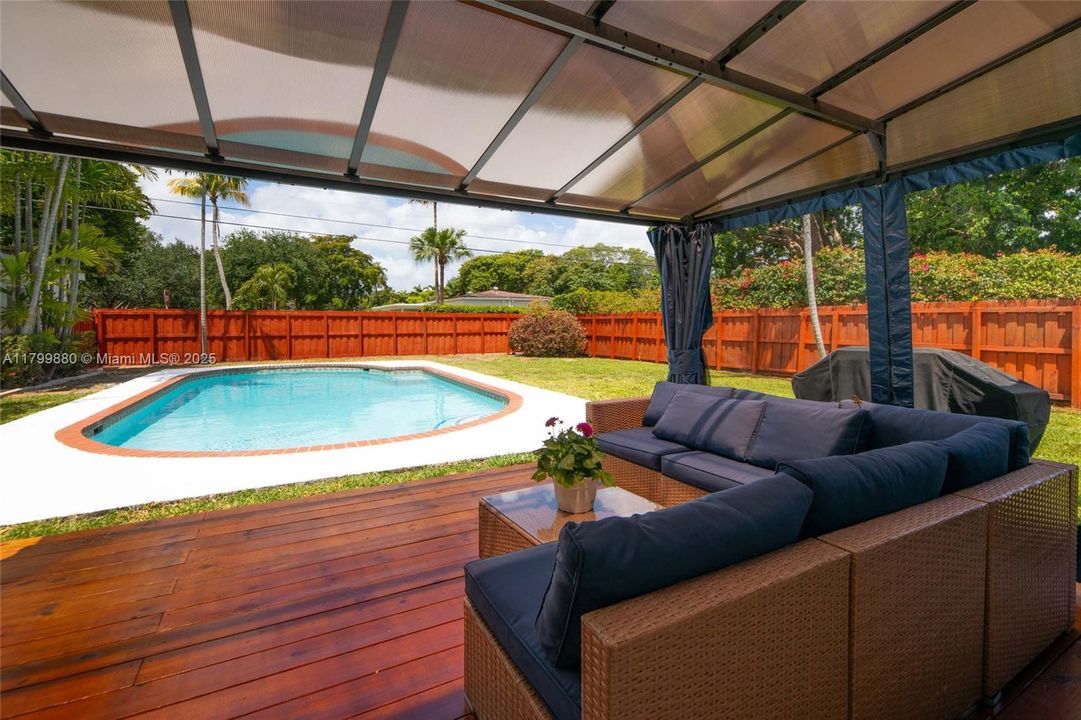 Recently Sold: $875,000 (2 beds, 2 baths, 1345 Square Feet)