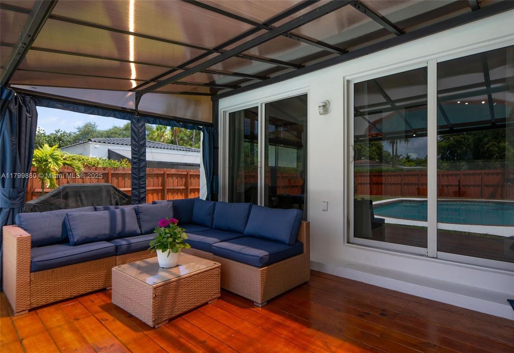 Recently Sold: $875,000 (2 beds, 2 baths, 1345 Square Feet)