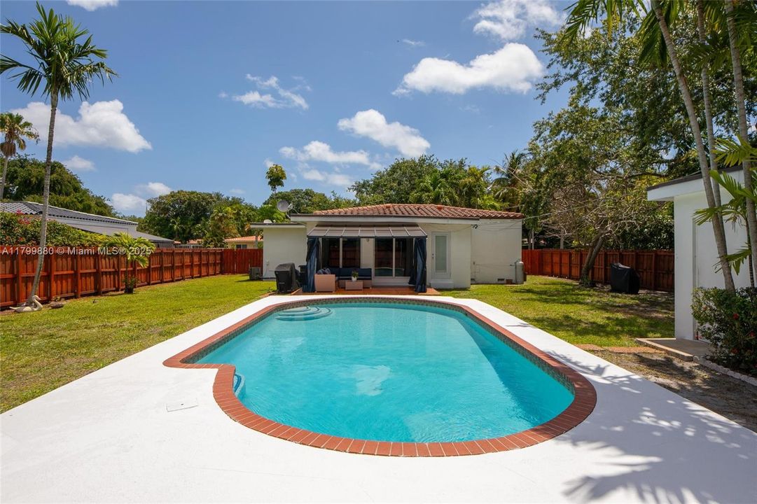 Recently Sold: $875,000 (2 beds, 2 baths, 1345 Square Feet)