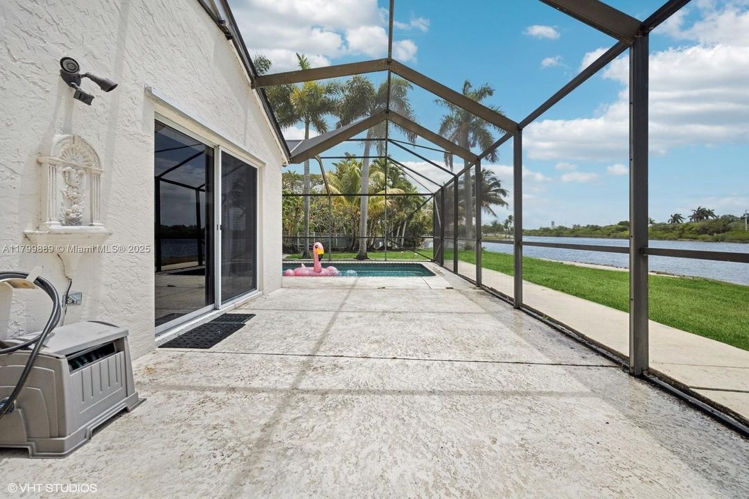 合同活跃: $749,900 (3 贝兹, 2 浴室, 1815 平方英尺)