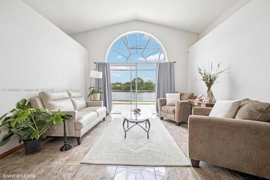 合同活跃: $749,900 (3 贝兹, 2 浴室, 1815 平方英尺)