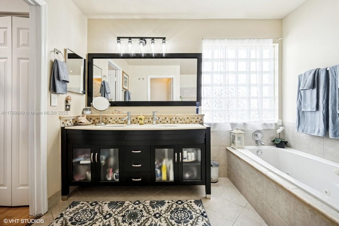 合同活跃: $749,900 (3 贝兹, 2 浴室, 1815 平方英尺)