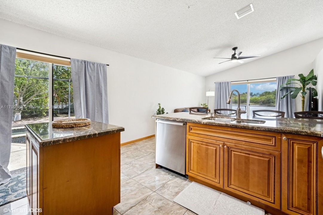 合同活跃: $749,900 (3 贝兹, 2 浴室, 1815 平方英尺)