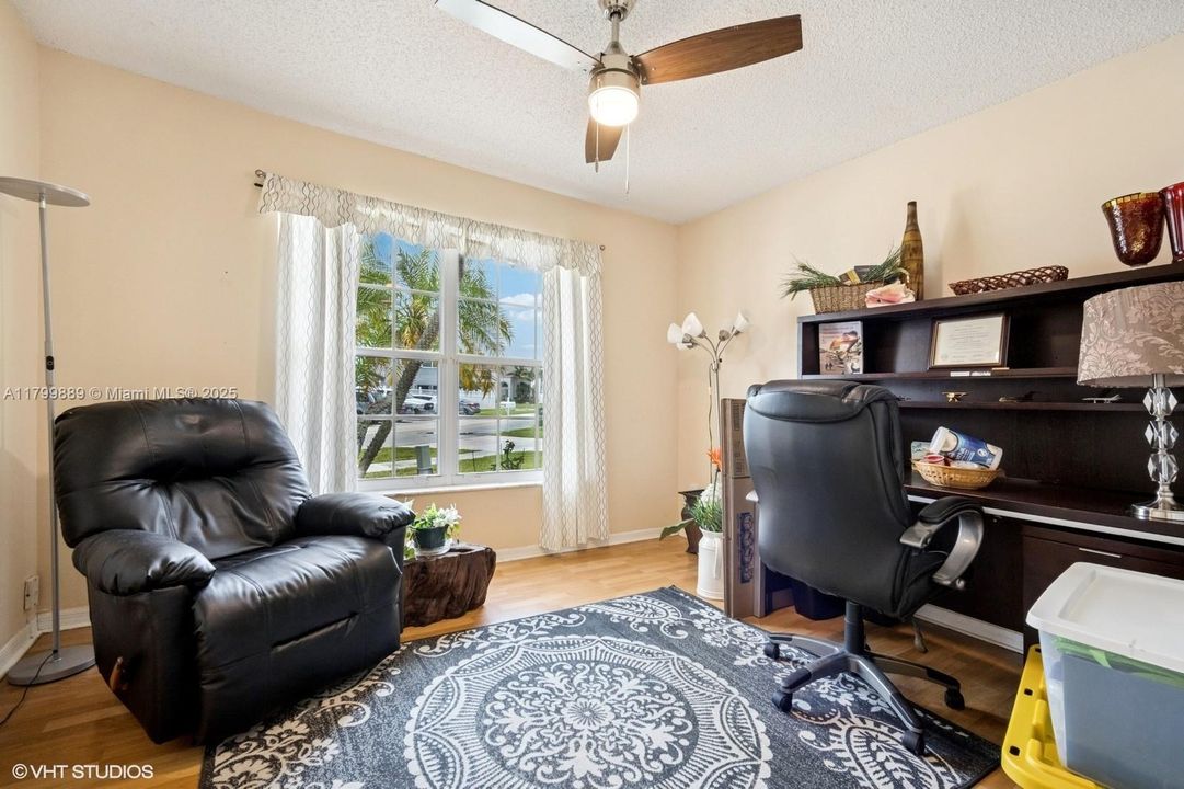 合同活跃: $749,900 (3 贝兹, 2 浴室, 1815 平方英尺)