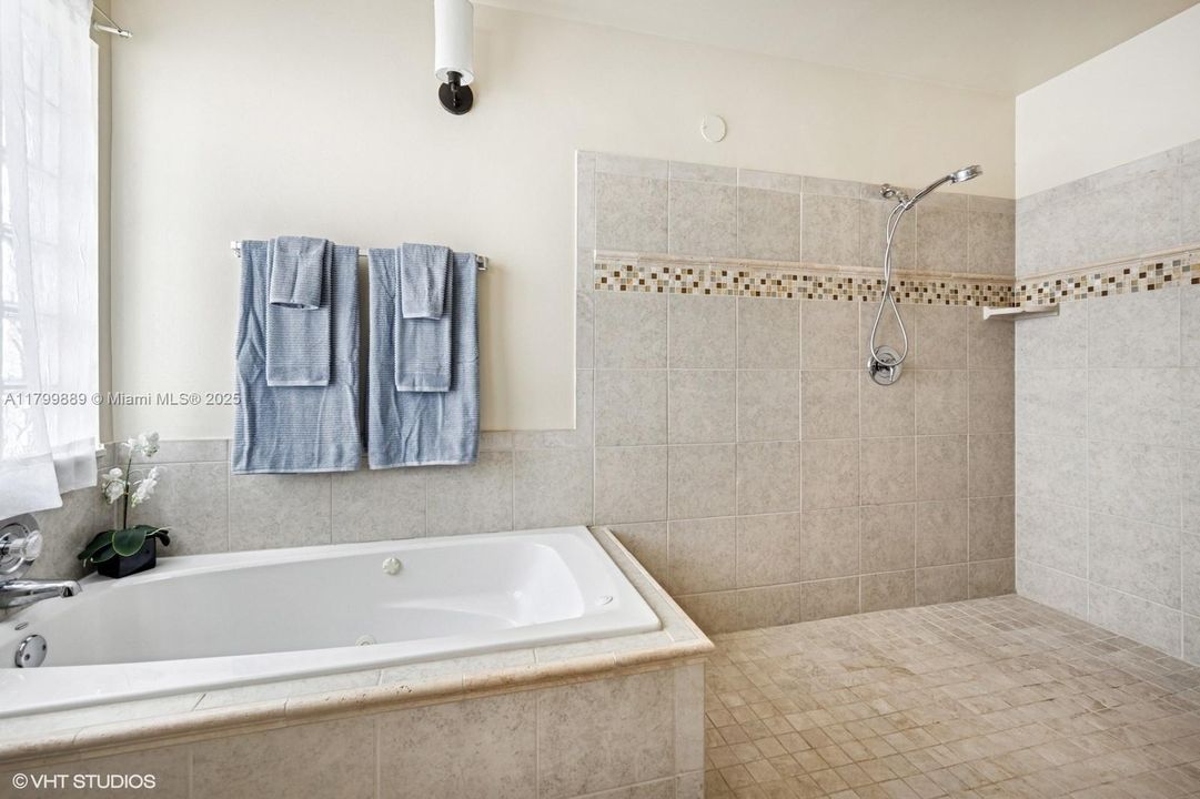 合同活跃: $749,900 (3 贝兹, 2 浴室, 1815 平方英尺)