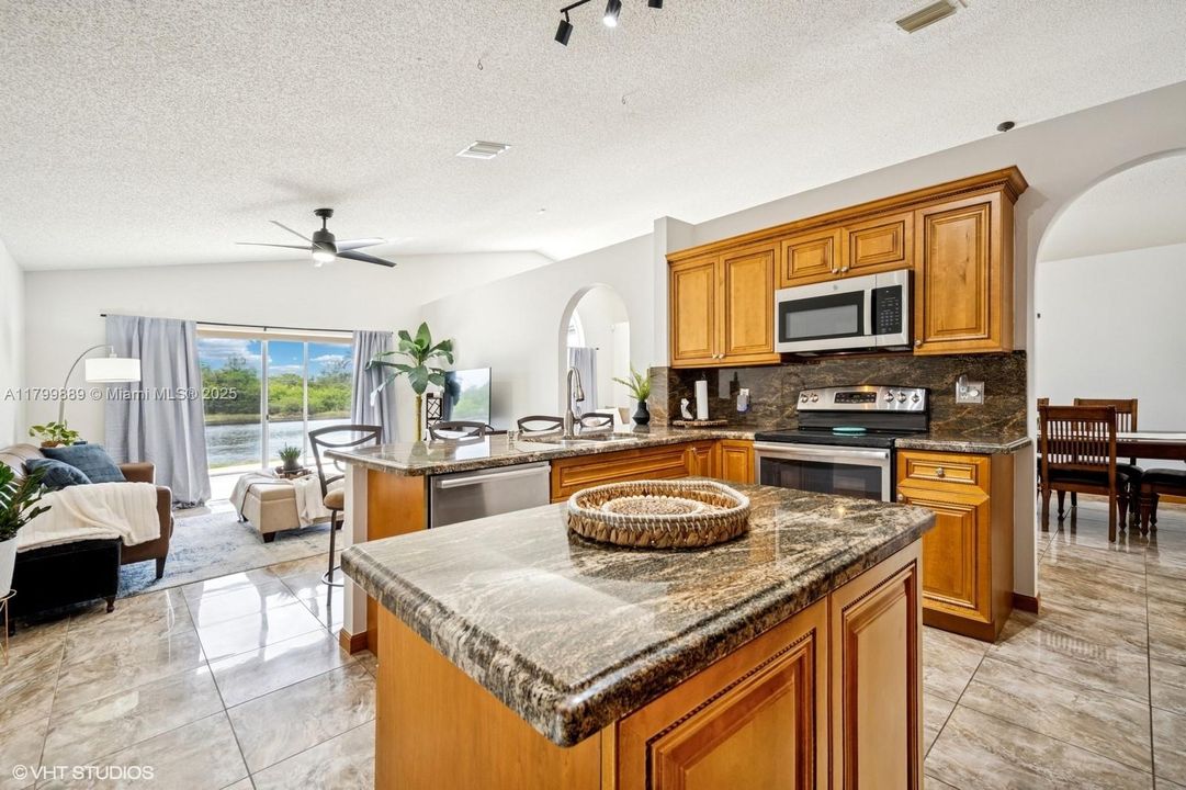 合同活跃: $749,900 (3 贝兹, 2 浴室, 1815 平方英尺)