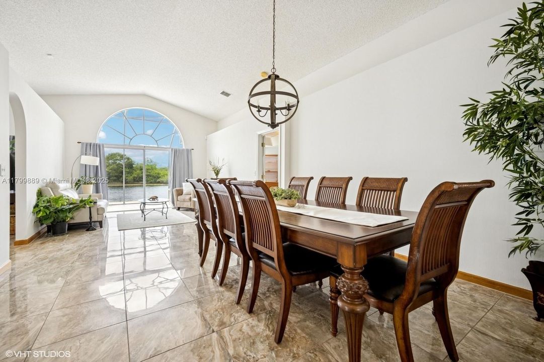 合同活跃: $749,900 (3 贝兹, 2 浴室, 1815 平方英尺)