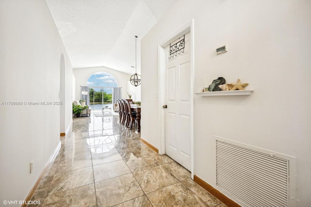 合同活跃: $749,900 (3 贝兹, 2 浴室, 1815 平方英尺)