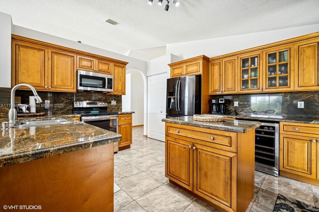 合同活跃: $749,900 (3 贝兹, 2 浴室, 1815 平方英尺)