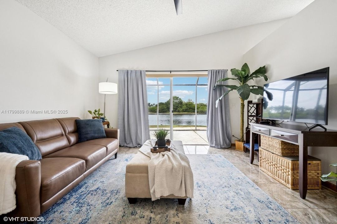 合同活跃: $749,900 (3 贝兹, 2 浴室, 1815 平方英尺)