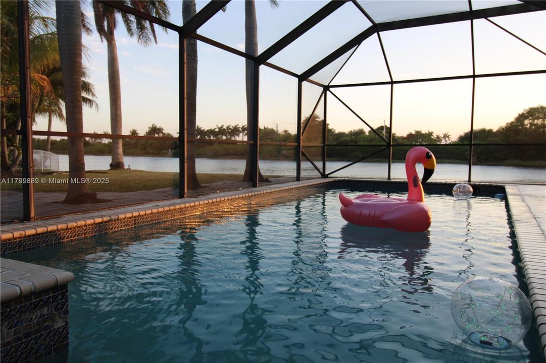 合同活跃: $749,900 (3 贝兹, 2 浴室, 1815 平方英尺)