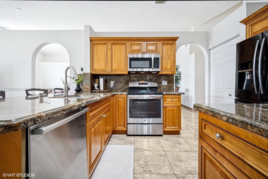 合同活跃: $749,900 (3 贝兹, 2 浴室, 1815 平方英尺)