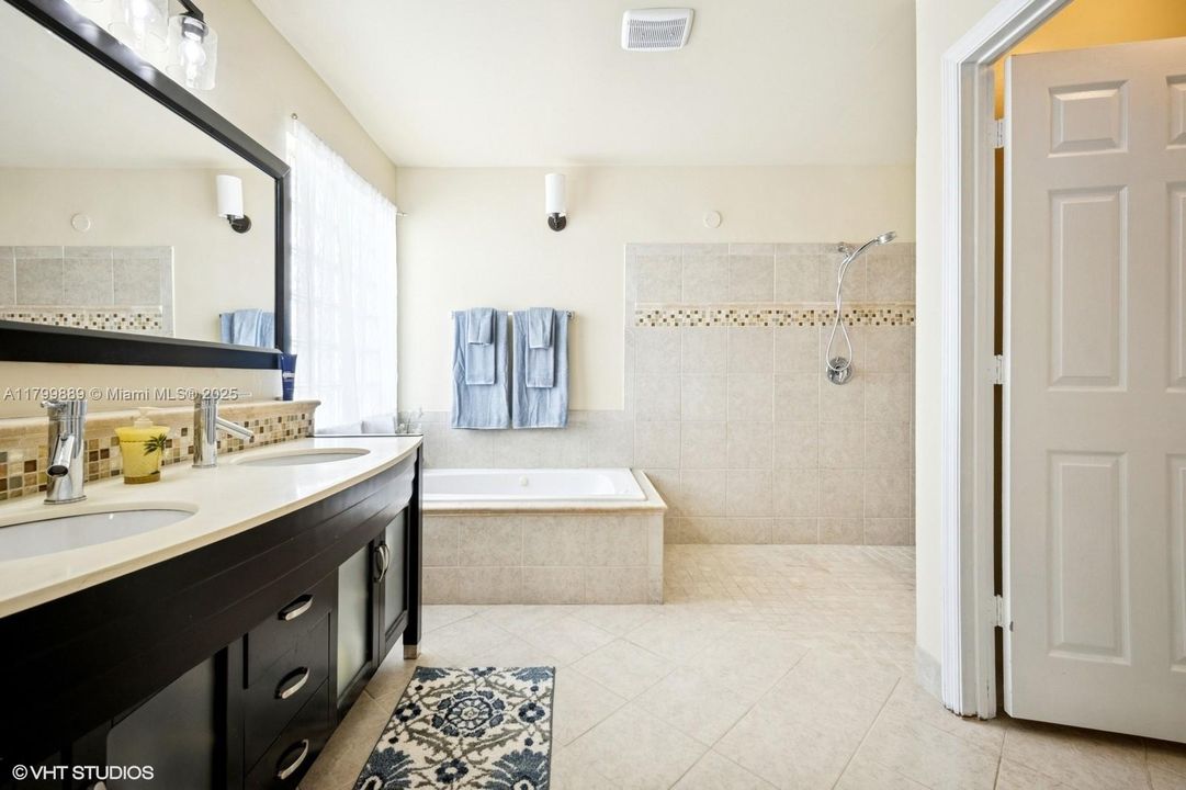 合同活跃: $749,900 (3 贝兹, 2 浴室, 1815 平方英尺)