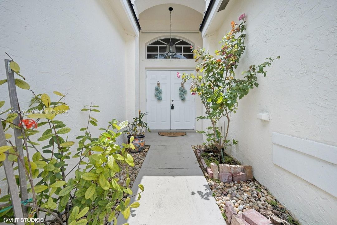 合同活跃: $749,900 (3 贝兹, 2 浴室, 1815 平方英尺)