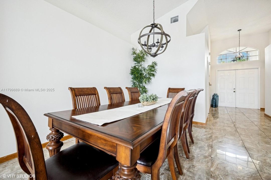 合同活跃: $749,900 (3 贝兹, 2 浴室, 1815 平方英尺)