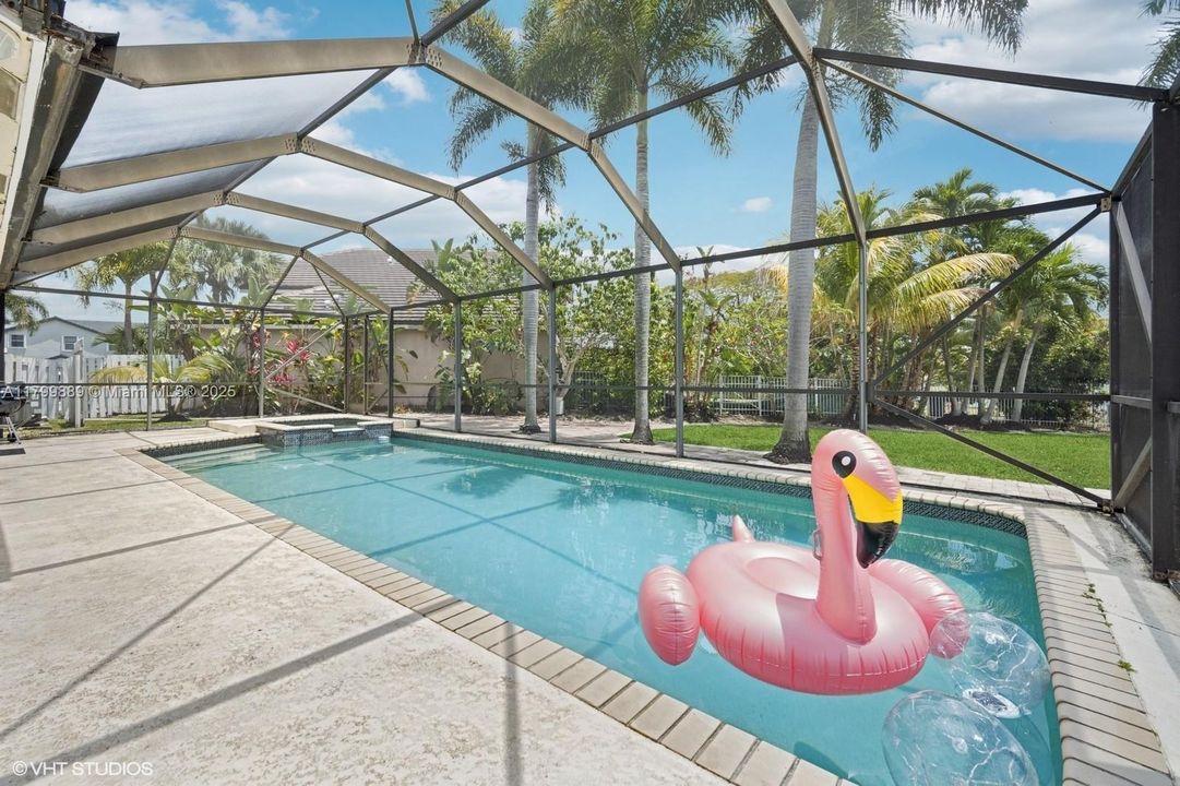 合同活跃: $749,900 (3 贝兹, 2 浴室, 1815 平方英尺)