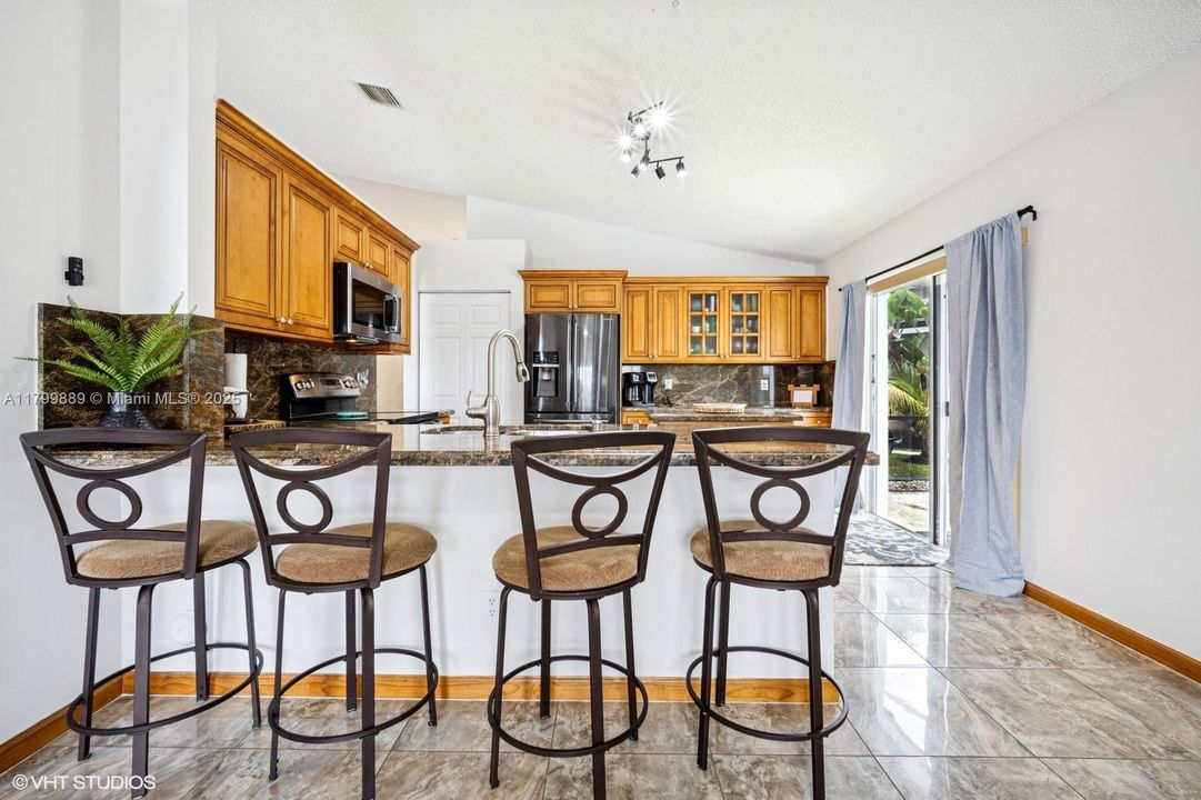 合同活跃: $749,900 (3 贝兹, 2 浴室, 1815 平方英尺)