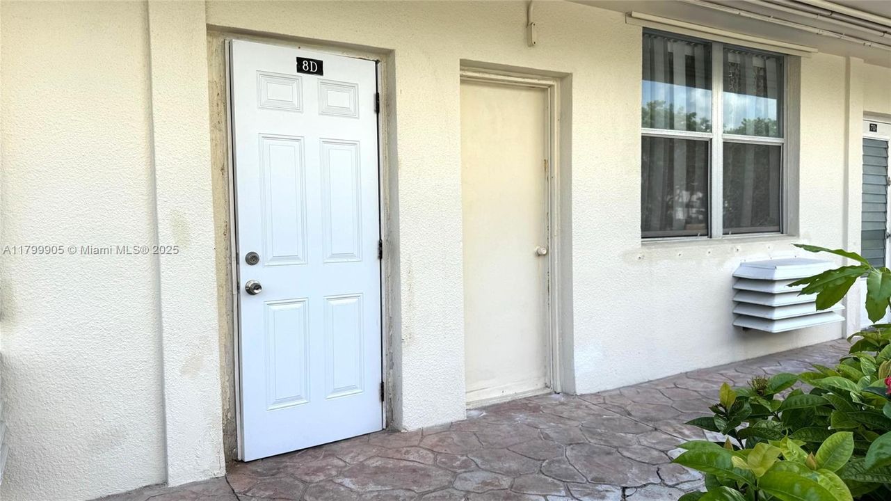 For Sale: $229,900 (1 beds, 1 baths, 878 Square Feet)