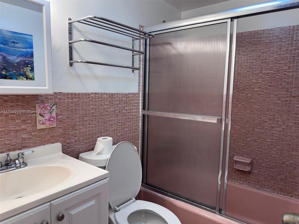 For Sale: $229,900 (1 beds, 1 baths, 878 Square Feet)