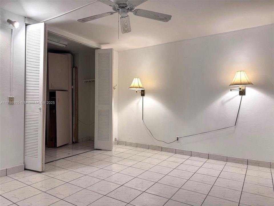 For Sale: $229,900 (1 beds, 1 baths, 878 Square Feet)