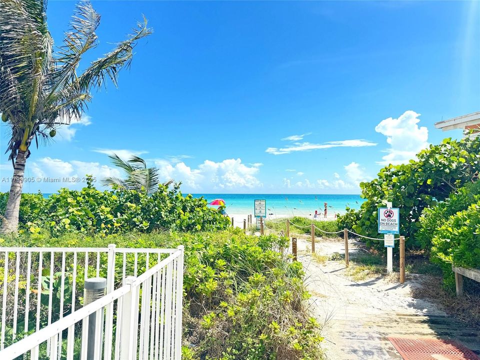 For Sale: $229,900 (1 beds, 1 baths, 878 Square Feet)