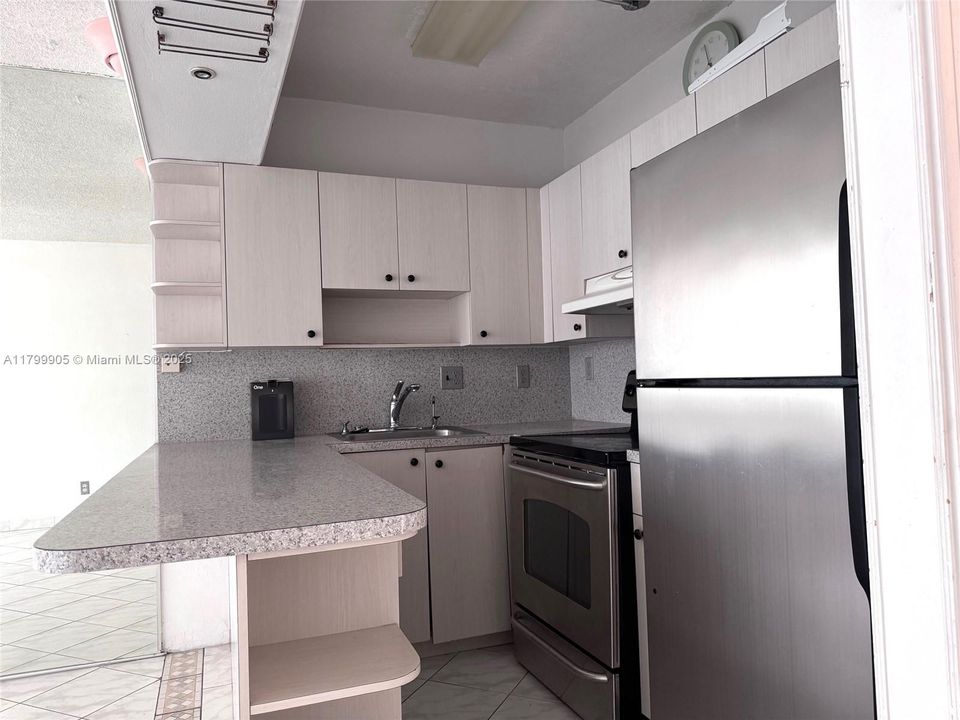 For Sale: $229,900 (1 beds, 1 baths, 878 Square Feet)