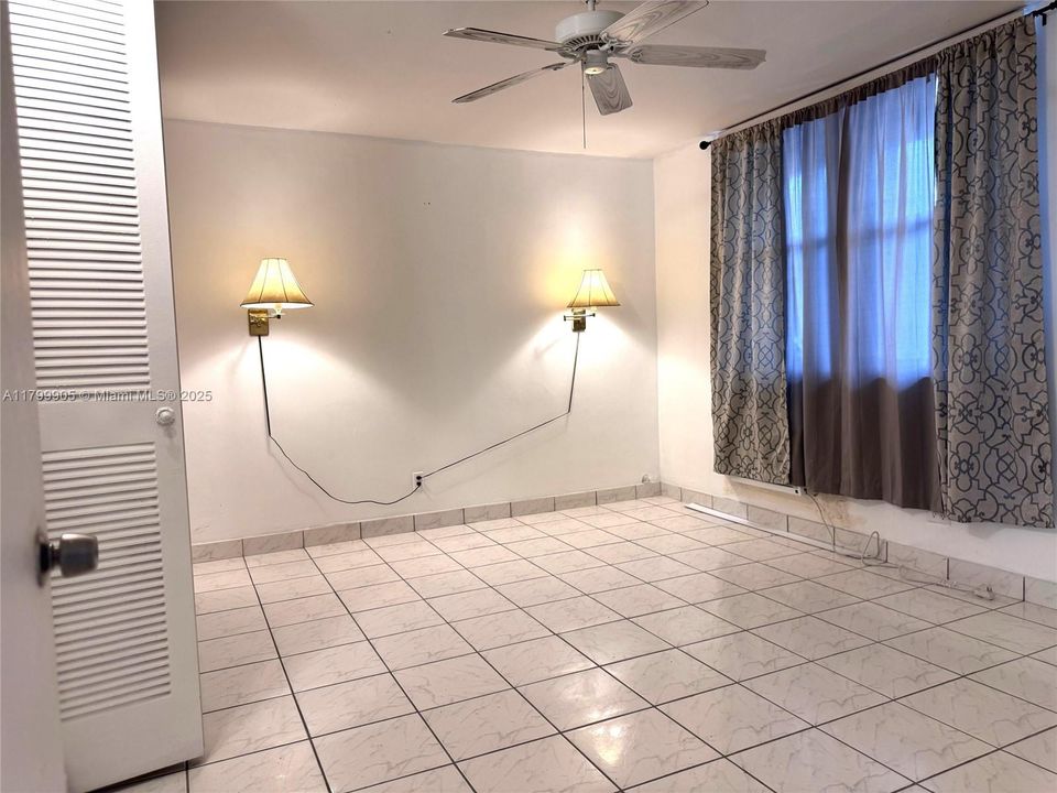 For Sale: $229,900 (1 beds, 1 baths, 878 Square Feet)