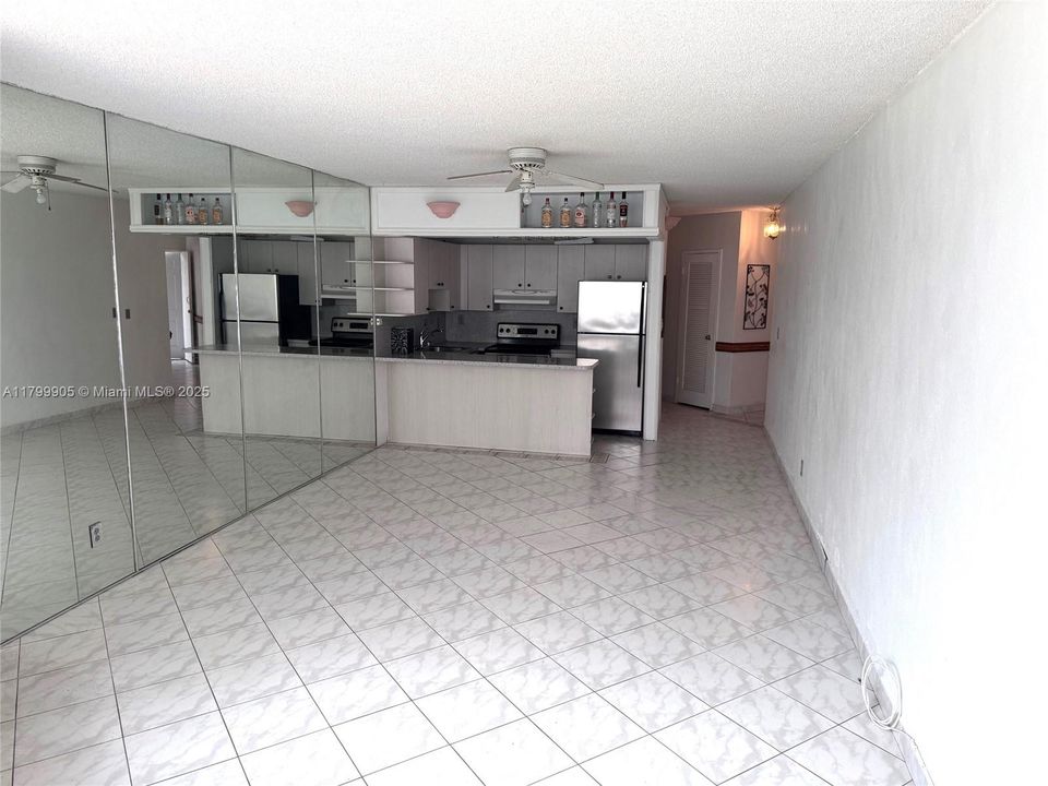 For Sale: $229,900 (1 beds, 1 baths, 878 Square Feet)