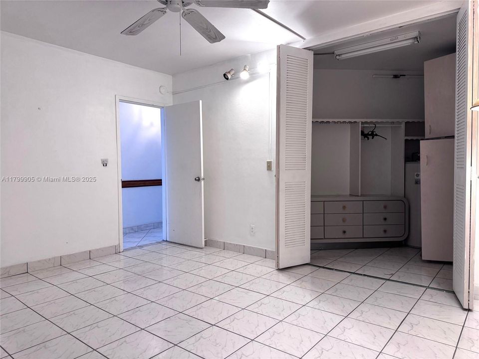 For Sale: $229,900 (1 beds, 1 baths, 878 Square Feet)