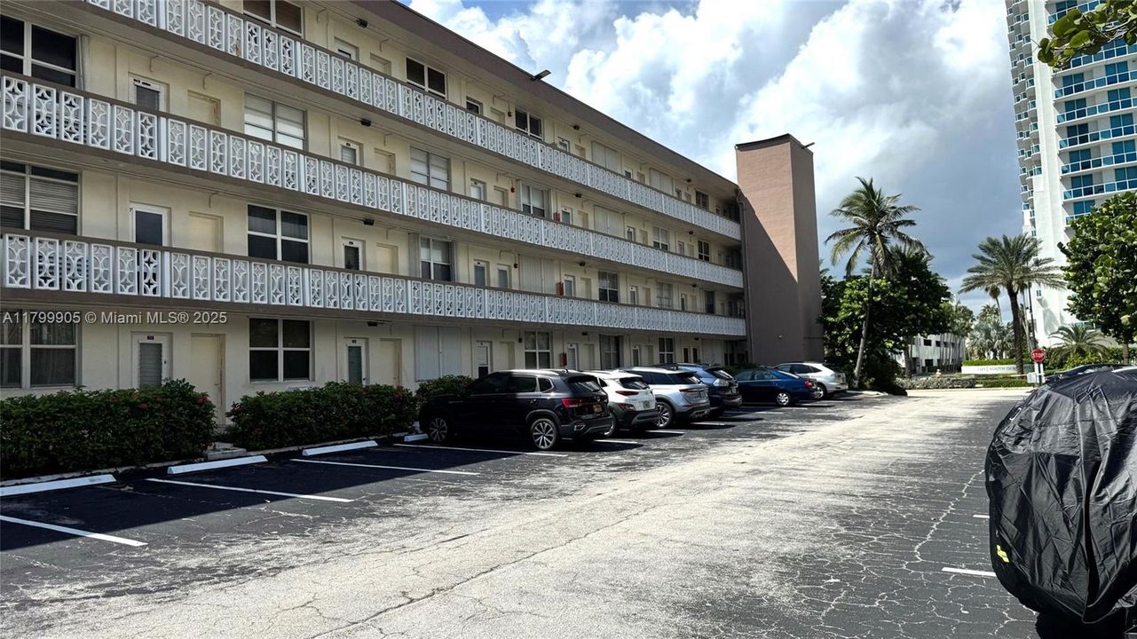 For Sale: $229,900 (1 beds, 1 baths, 878 Square Feet)