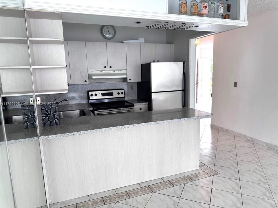 For Sale: $229,900 (1 beds, 1 baths, 878 Square Feet)