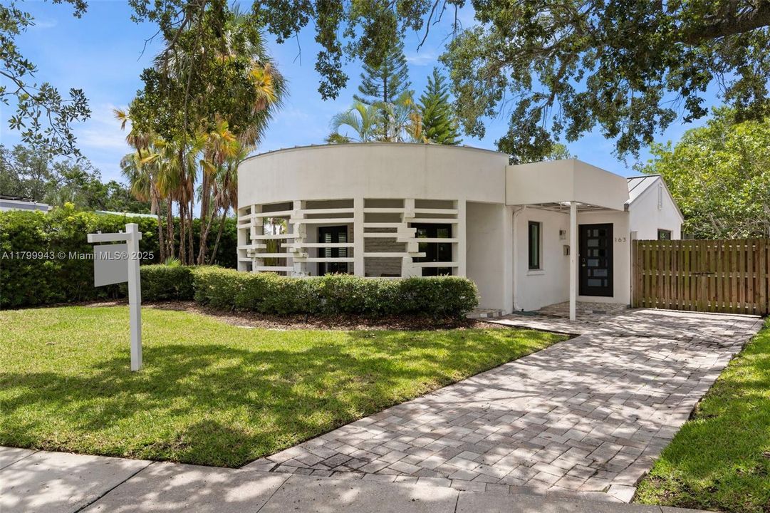 Недавно продано: $1,150,000 (4 спален, 2 ванн, 1810 Квадратных фут)