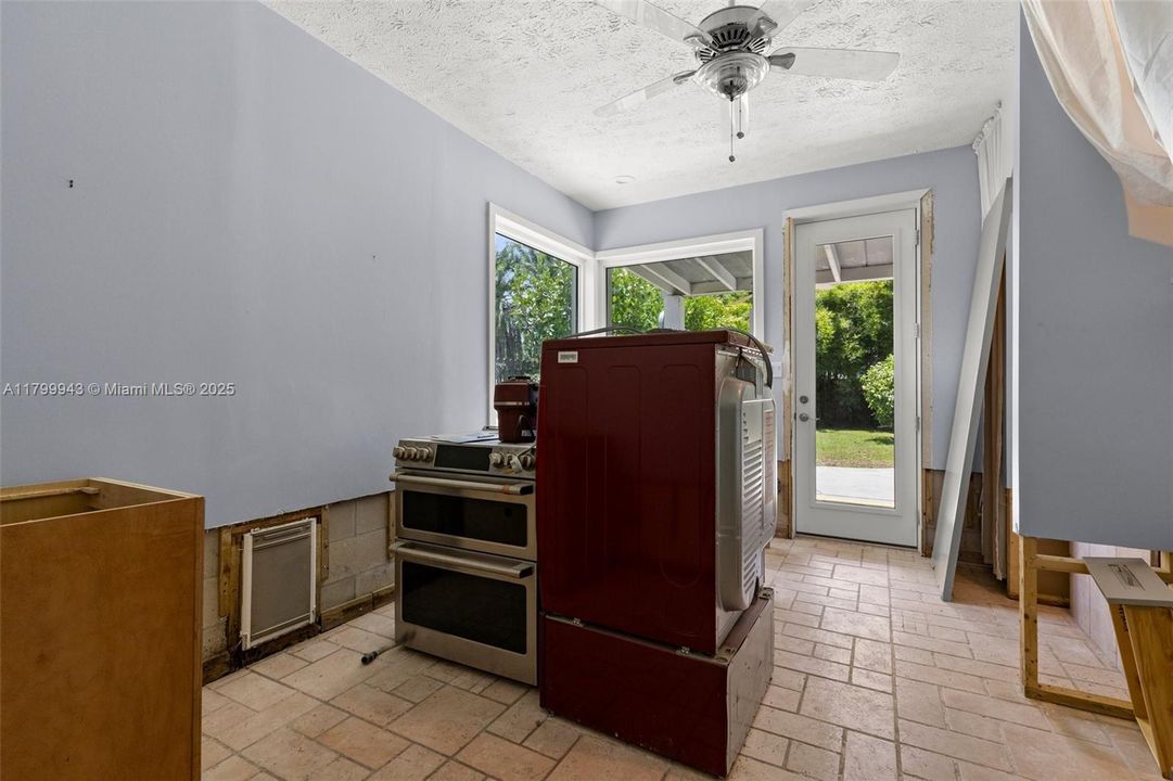 Недавно продано: $1,150,000 (4 спален, 2 ванн, 1810 Квадратных фут)