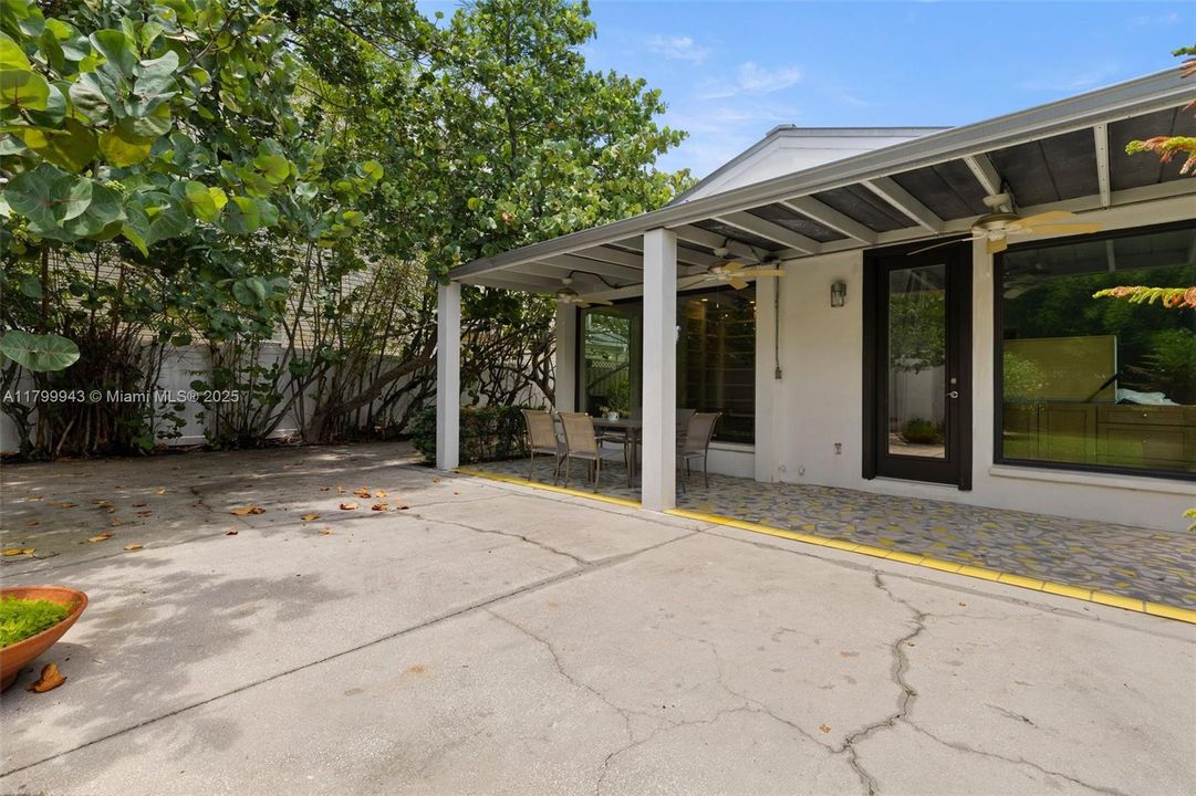 Недавно продано: $1,150,000 (4 спален, 2 ванн, 1810 Квадратных фут)