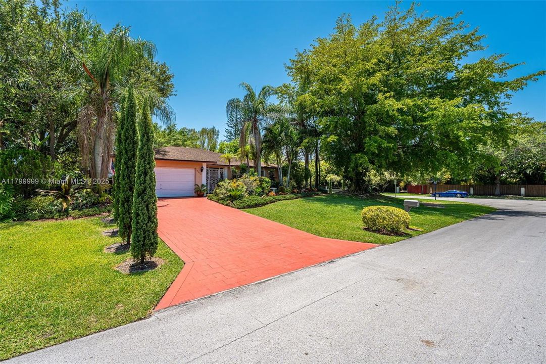 For Sale: $925,000 (3 beds, 2 baths, 1799 Square Feet)