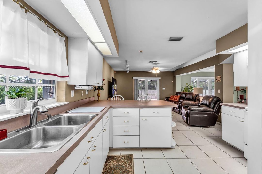 For Sale: $925,000 (3 beds, 2 baths, 1799 Square Feet)